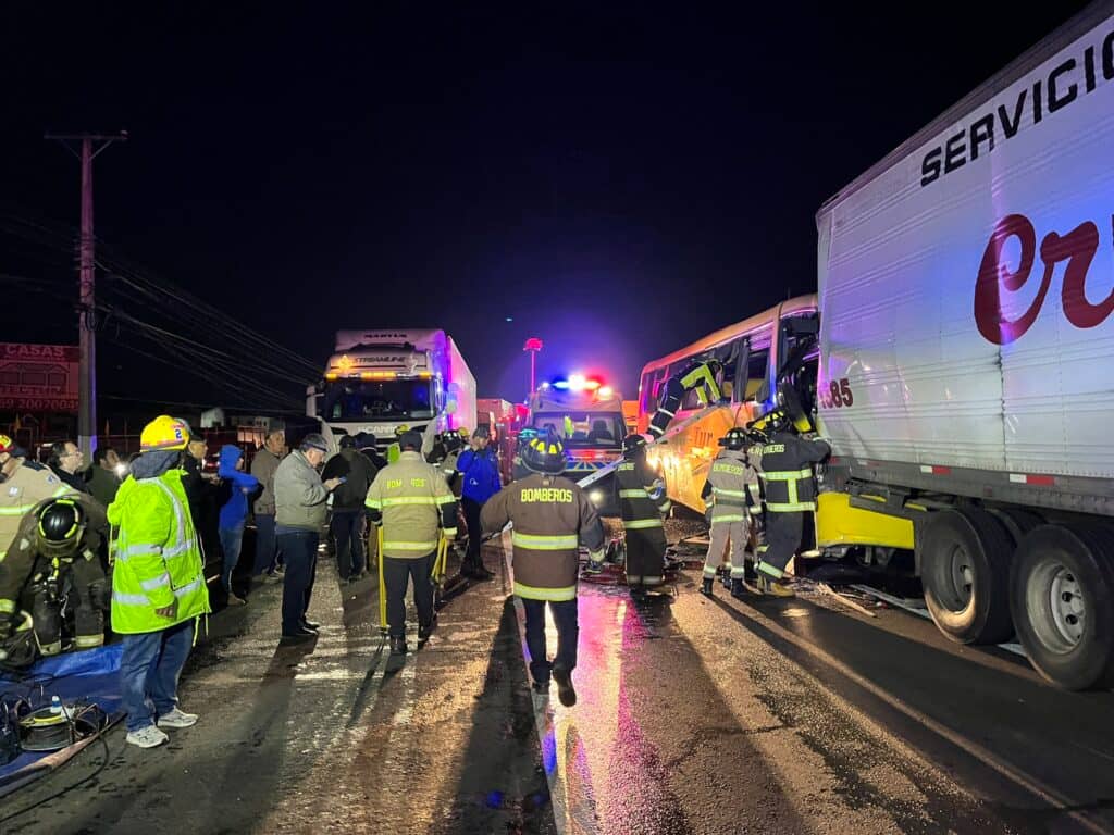Dos muertos y varios heridos tras grave accidente entre camión y bus interurbano en la Ruta 5 Sur