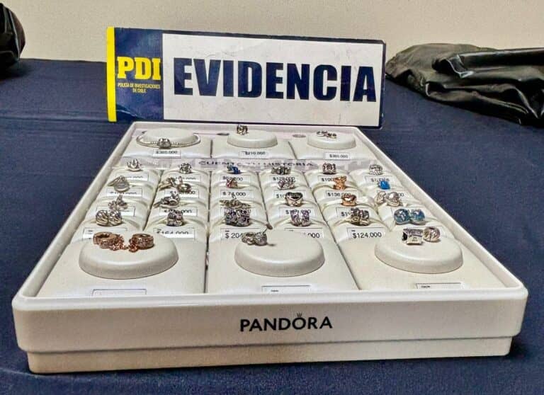 Mujeres que robaron joyería Pandora en el Mall Curicó fueron detenidas en Santiago