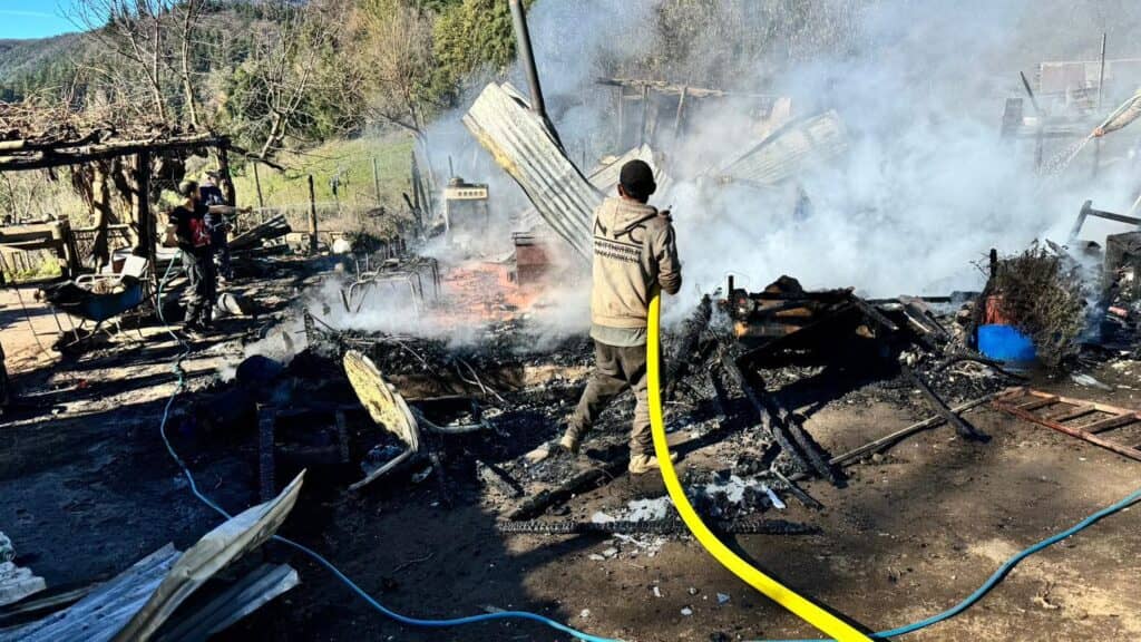 Funcionario de la CONAF lo perdió todo en voraz incendio de su casa en Radal