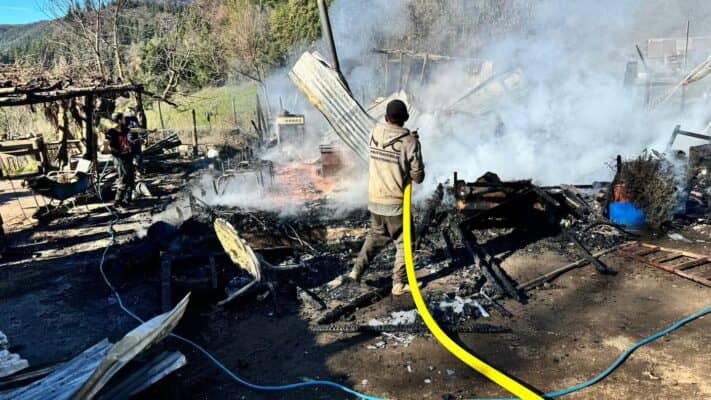 Funcionario de la CONAF lo perdió todo en voraz incendio de su casa en Radal