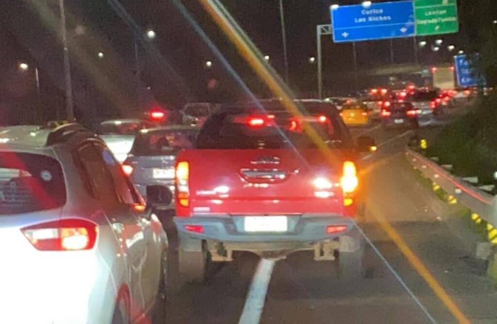 Accidente en Ruta 5 Sur deja un vehículo volcado y congestión en Sagrada Familia