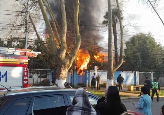 Incendio afecta al Liceo Juan de Dios Puga en Yerbas Buenas