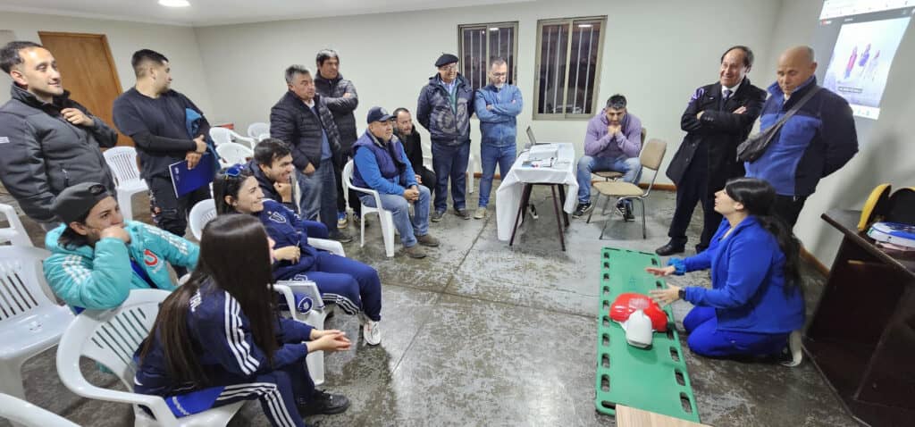 Corporación de Deportes capacita a clubes deportivos en uso de desfibrilador