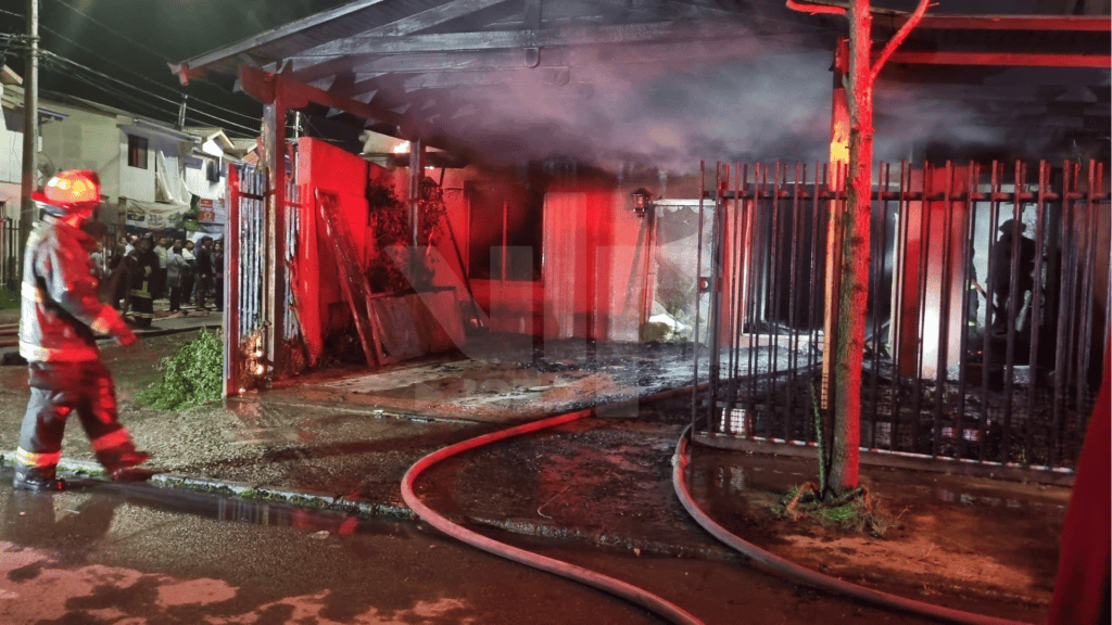 Incendio consume por completo vivienda de candidata a alcaldesa de Rauco