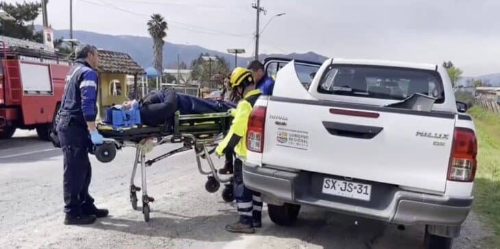 Camioneta municipal se accidentó en Ruta J-60: Iba con pacientes a Santiago