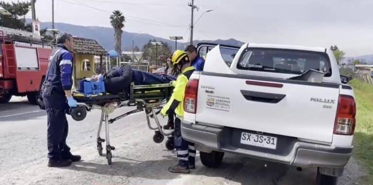 Camioneta municipal se accidentó en Ruta J-60: Iba con pacientes a Santiago