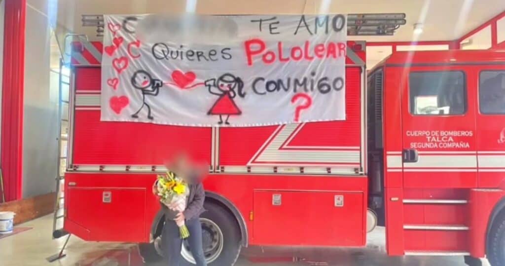 Bombero fue suspendido por pedir pololeo en lienzo colocado en un carro
