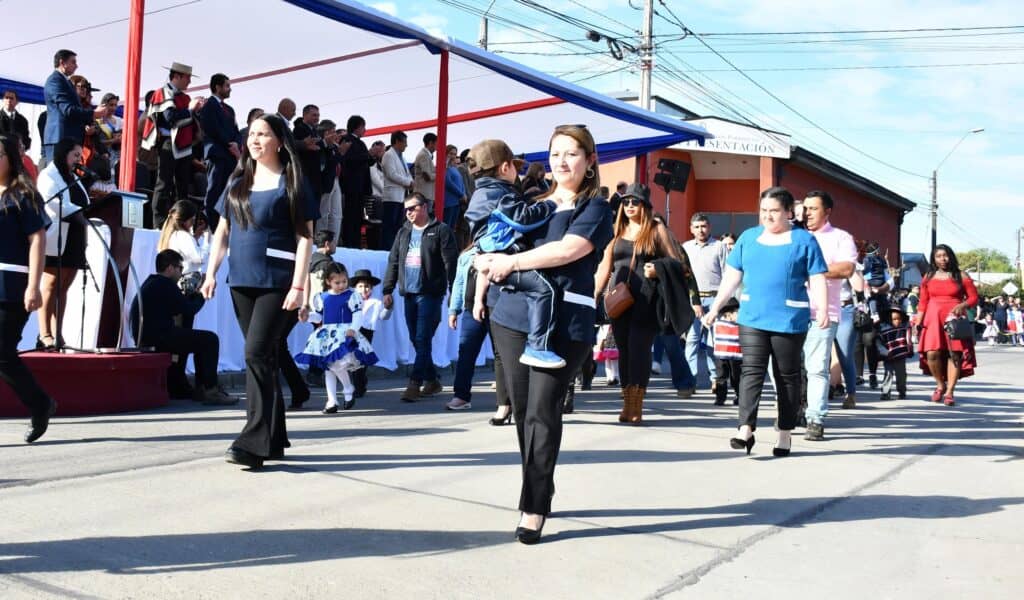 Sagrada Familia inicio celebraciones dieciocheras con desfile por sus calles
