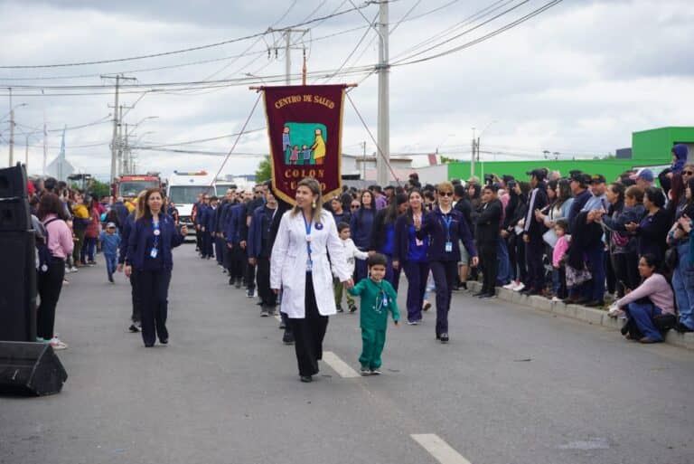 Desfile por aniversario de Curicó en Santa Fe convocó a la ciudadanía e instituciones