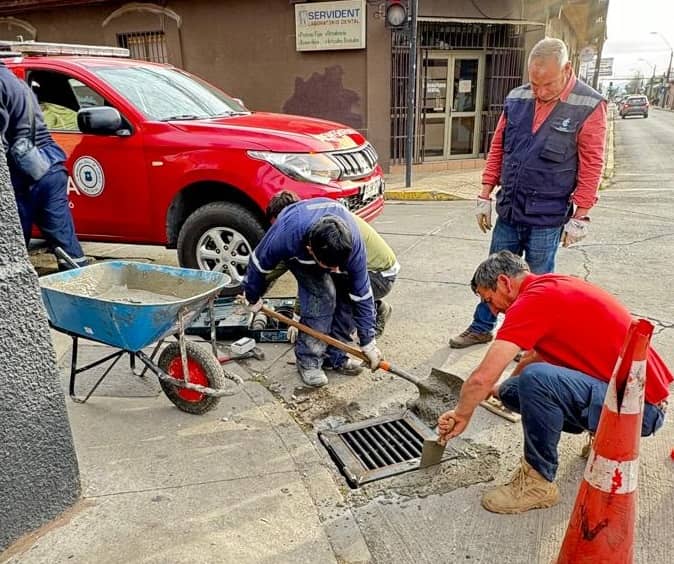 Municipio de Curicó monitorea empresas de reciclaje de metales tras ola de robos de rejas de sumideros