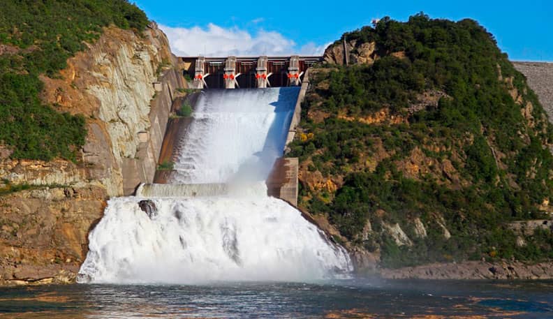 Embalse Colbún realizará vertimiento controlado este sábado