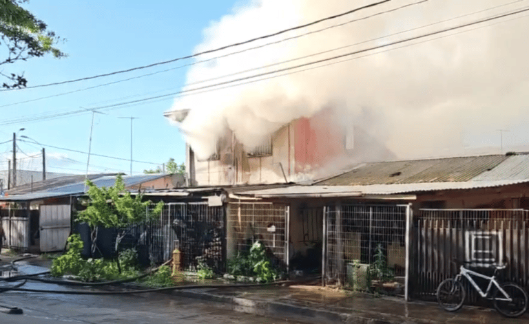 Incendio destruyó una vivienda en Población Santos Martínez de Curicó