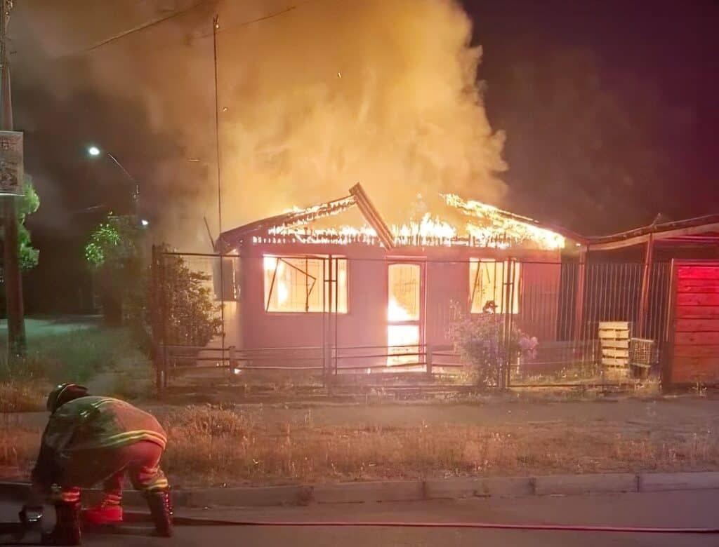 Incendio destruyó vivienda en Villa Santa Elena de Los Niches