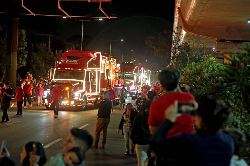 La caravana navideña Coca-Cola vuelve a encender la ciudad de Talca