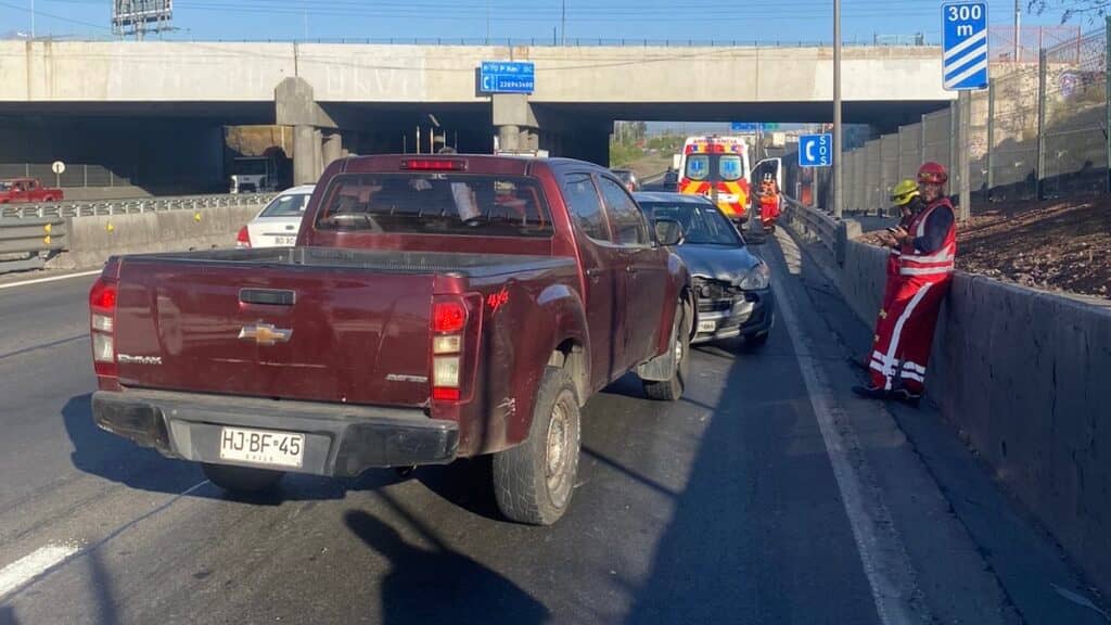 Diputado Pulgar sufre robo por sorpresa mientras cargaba combustible en Santiago