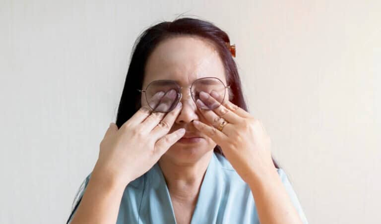 Frotarse los ojos: un hábito que puede dañar tu visión