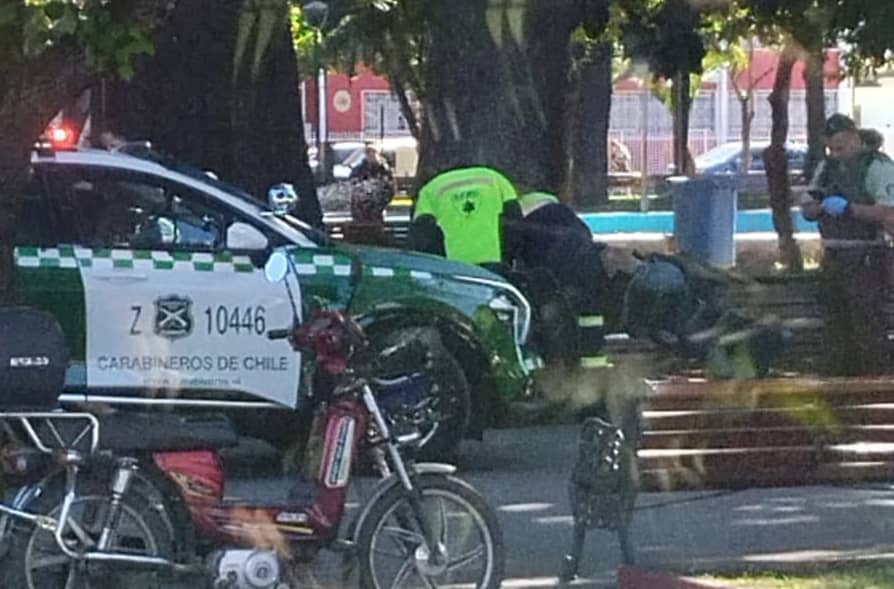 Identifican a adulto mayor encontrado fallecido en plaza de armas de Molina