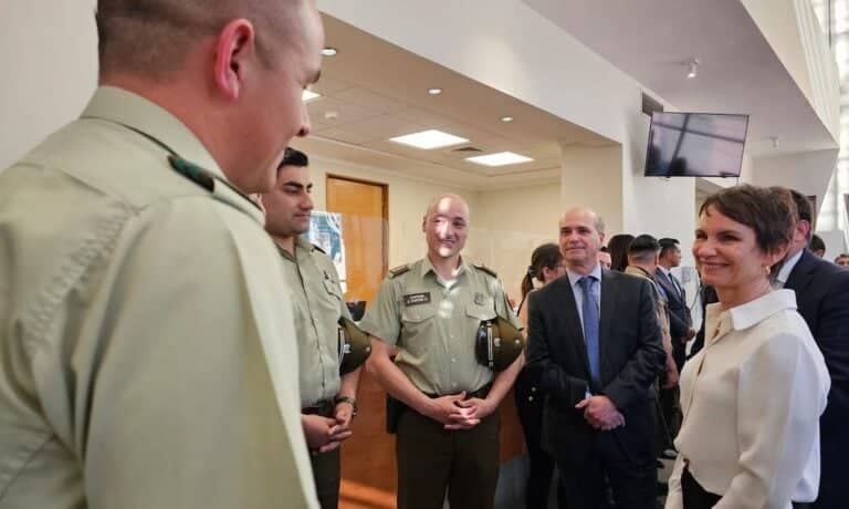Ministra Tohá felicita a Carabineros de Molina por salvar vida de lactante