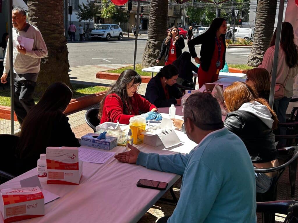 Departamento Comunal de Salud de Curicó realizó operativo de testeo de VIH en la Plaza de Armas