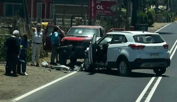 Violenta colisión deja tres lesionados en Iloca: Conductor habría perdido el control del vehículo
