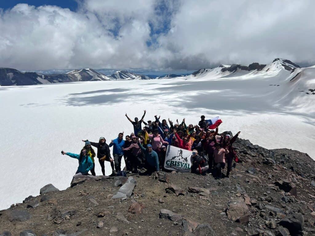 Trekkeros curicanos conquistan el Volcán Sollipulli