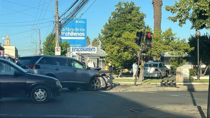 Colisión en Curicó deja daños en semáforo peatonal