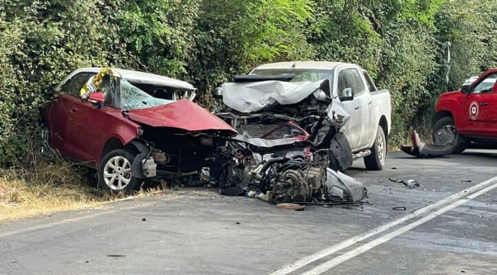 Conductora en riesgo vital tras violenta colisión frontal en Romeral