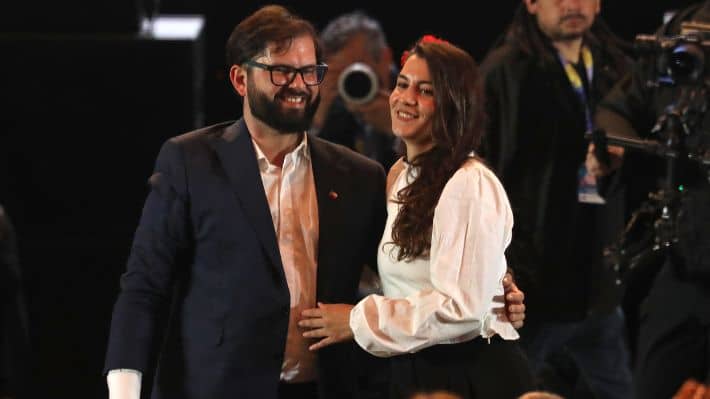 Presidente Gabriel Boric anuncia que será padre junto a Paula Carrasco