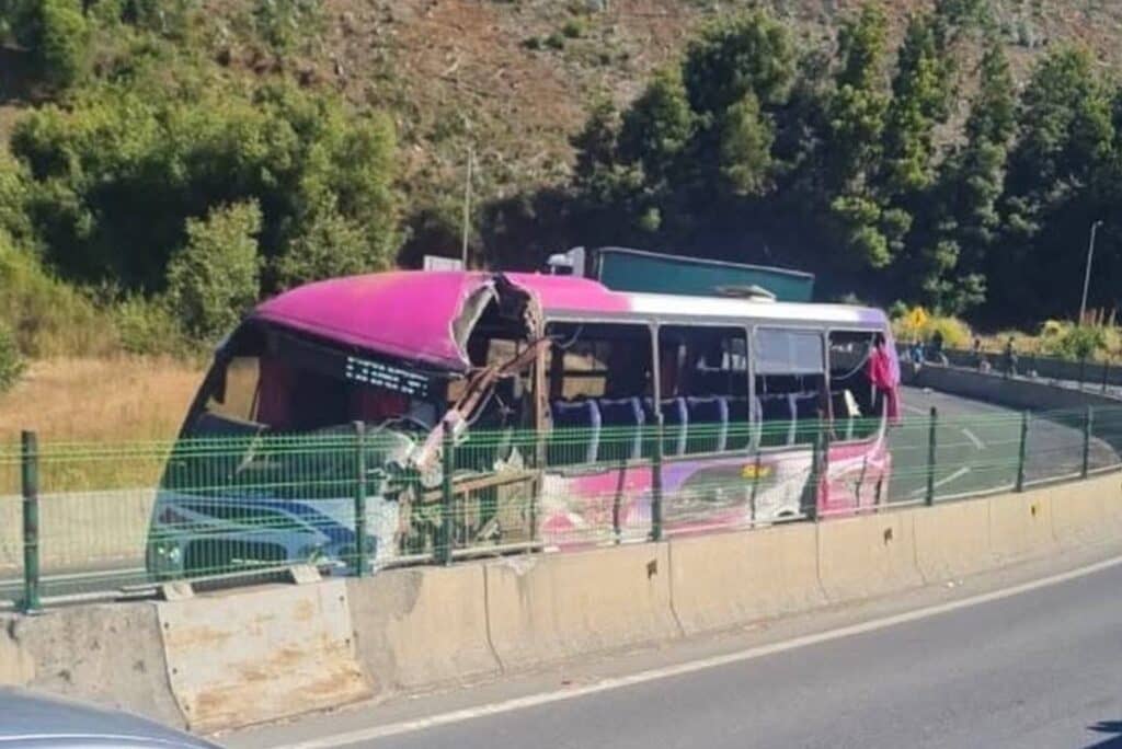 Tres personas murieron y once están heridas de gravedad tras choque de bus en Lota