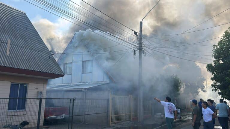 Incendio consume cuatro viviendas en Población San Enrique de Molina: vecinos denuncian tardanza de bomberos