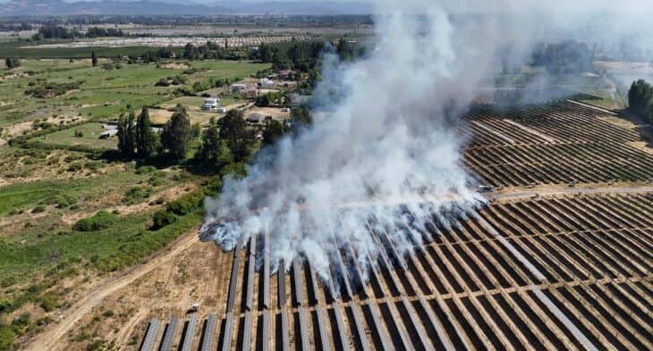 Incendio afecta parque fotovoltaico en Romeral: llamas dañan paneles solares