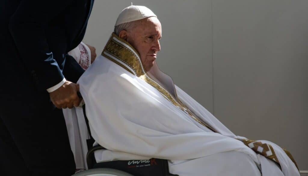 El papa Francisco sigue en estado crítico: tiene una insuficiencia renal leve y necesita oxígeno