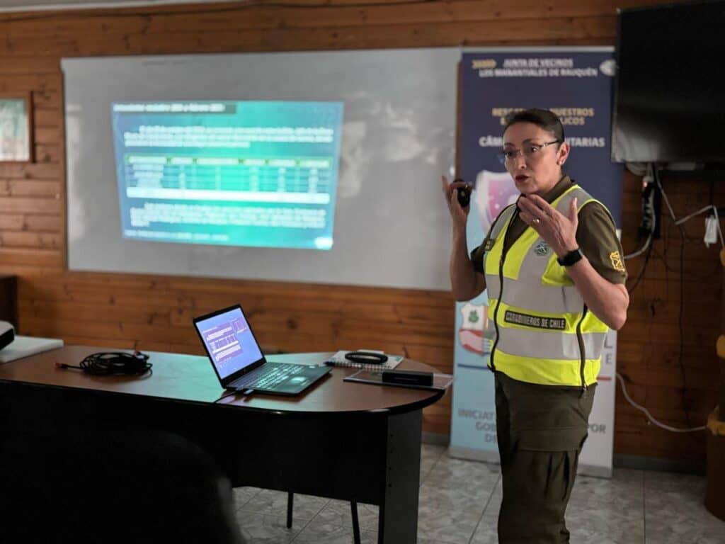 Generala de Carabineros expone proyecto de retén móvil a vecinos del sector nororiente de Curicó