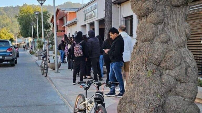 ¡Furor por Axé Bahía! Fanáticos madrugan para conseguir entradas al Festival "Una Voz para Licantén"