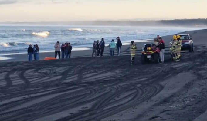 Mujer es encontrada sin vida en playa de Pelluhue