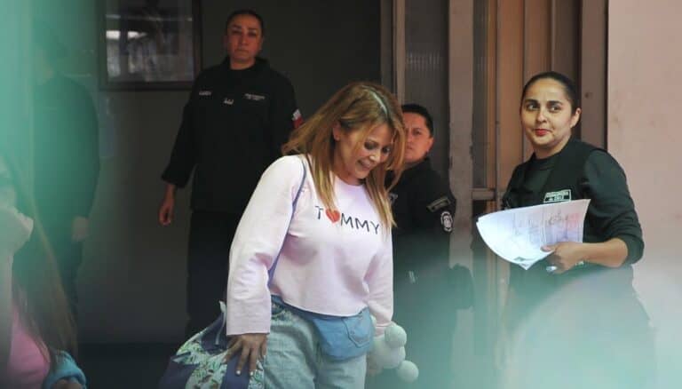 Cathy Barriga queda con arresto domiciliario nocturno tras revocación de su prisión preventiva