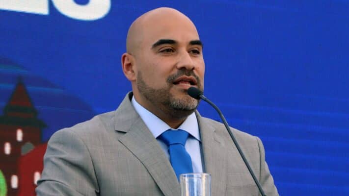 Alcalde de Molina anuncia "tolerancia cero" por funcionarios con licencia y viajes al extranjero
