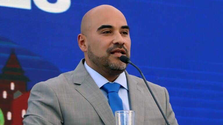 Alcalde de Molina destituye a todos los funcionarios que viajaron con licencia médica fraudulenta