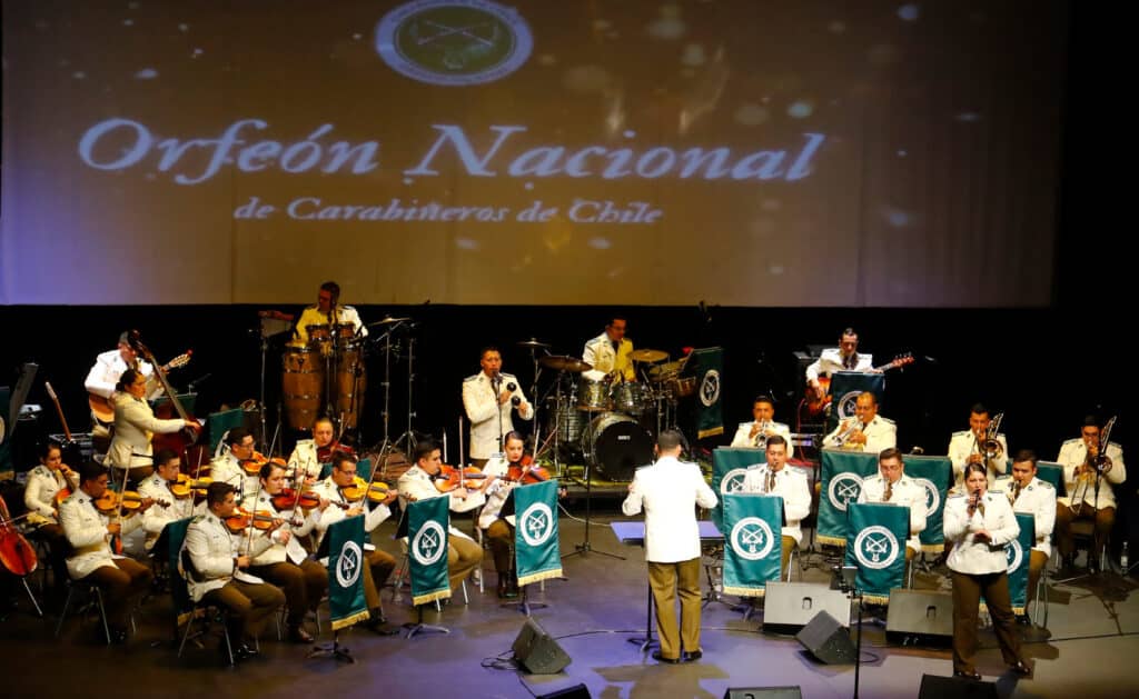 Curicó ovaciona al orfeón de Carabineros en una noche de variados estilos musicales