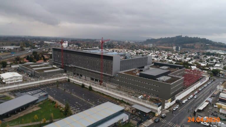 Constructora OHL demanda al Estado por perjuicios en la obra del Hospital de Curicó y busca frenar cobro de garantía