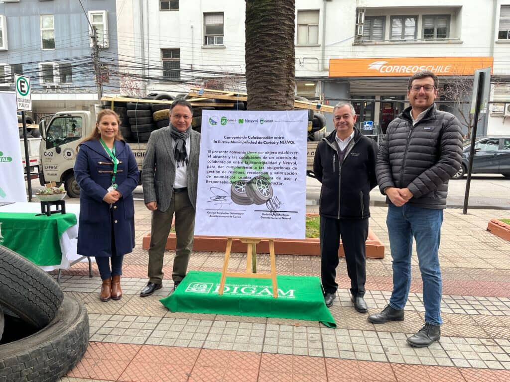 Municipio de Curicó firmó convenio para gestión de neumáticos abandonados en la vía pública