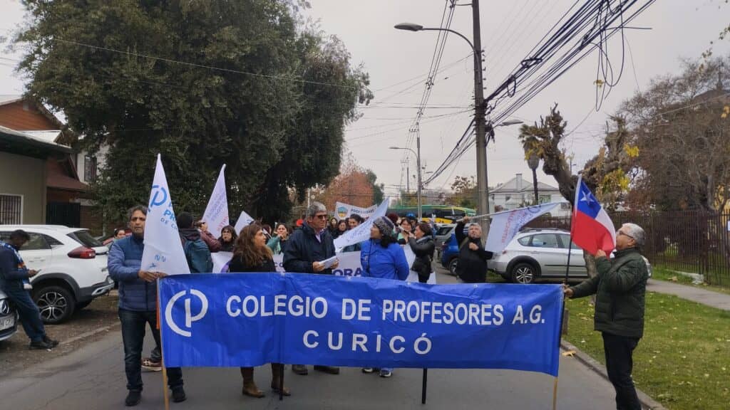 Paro masivo de profesores paraliza casi la totalidad de los colegios en la provincia de Curicó