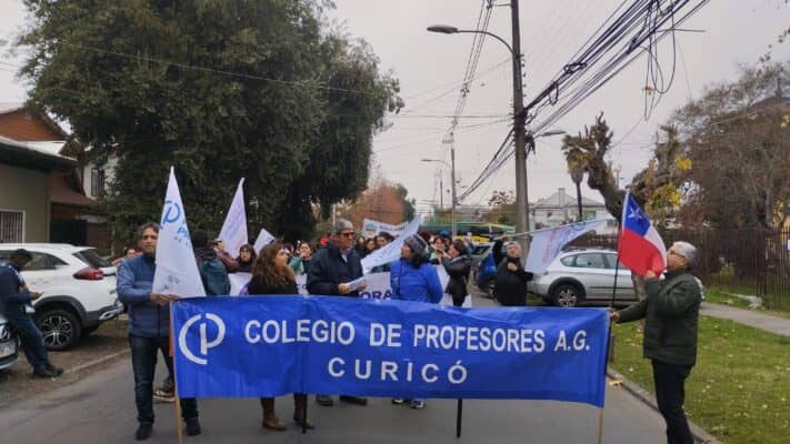 Paro masivo de profesores paraliza casi la totalidad de los colegios en la provincia de Curicó