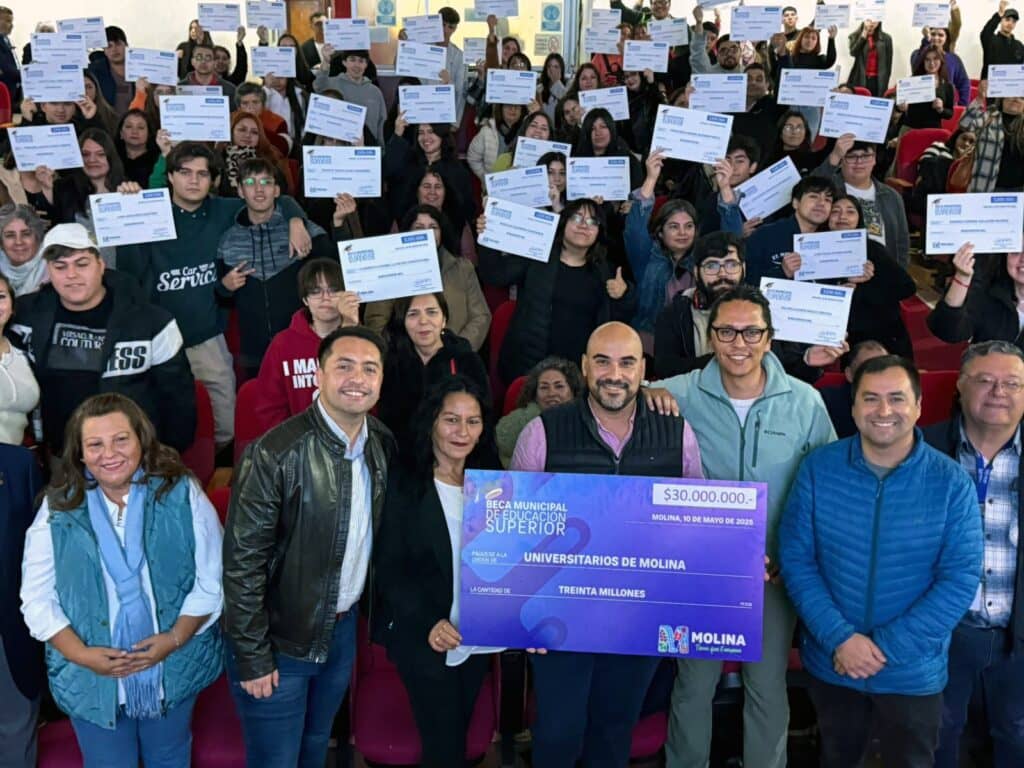 Entregan Beca Municipal a 150 estudiantes de Molina