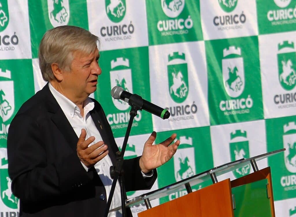 Alcalde de Curicó expone a nivel nacional incertidumbre por destino de $800 millones destinados a reparación de escuelas