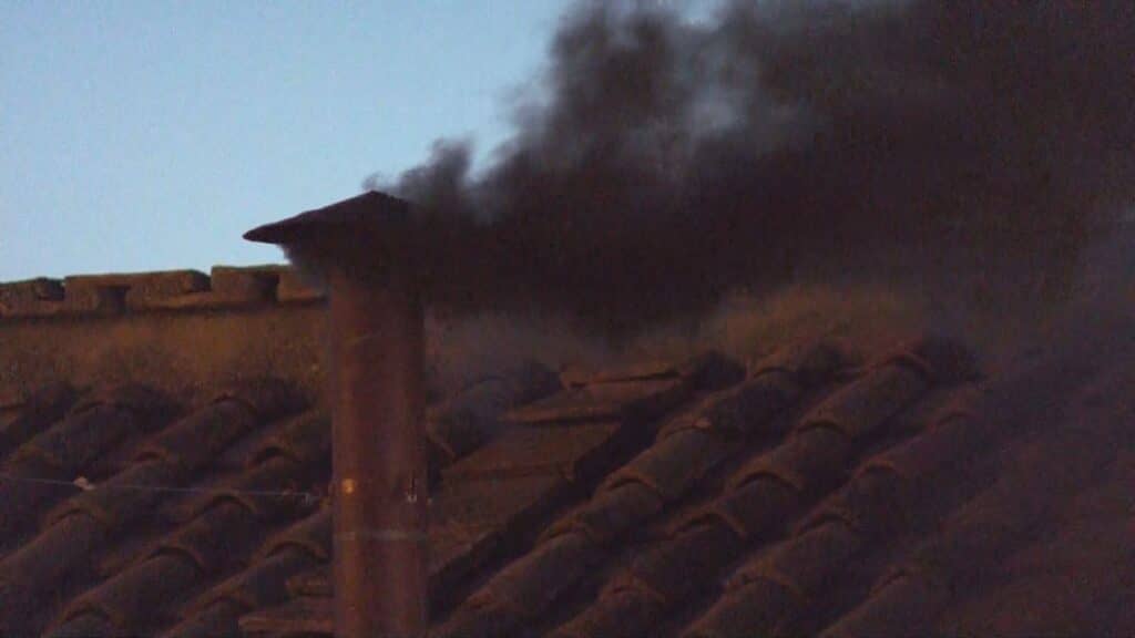 Cónclave sin humo blanco en su primera jornada: la espera por el nuevo Papa continúa