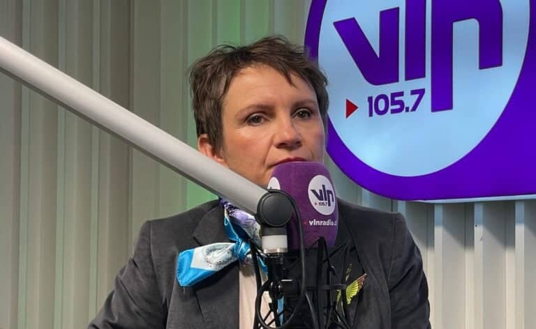 Carolina Tohá aborda seguridad y propuestas presidenciales en visita a VLN Radio