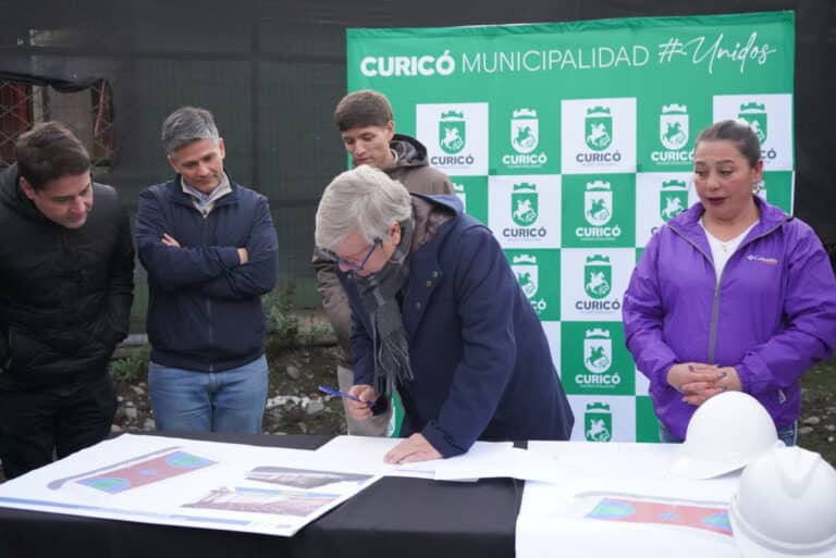 Entregan terreno para proyecto de multicancha en población Santa Lucía de Curicó