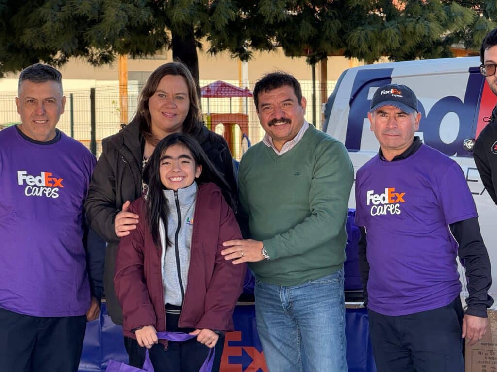 Desafío Levantemos Chile y FedEx donan chaquetas escolares a estudiantes de Licantén