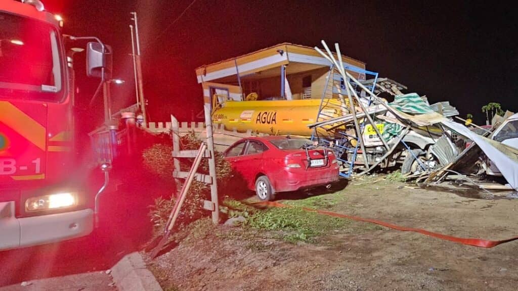 Fatal accidente en bajada de Lipimávida: camión se estrelló contra casa y conductor murió instantáneamente